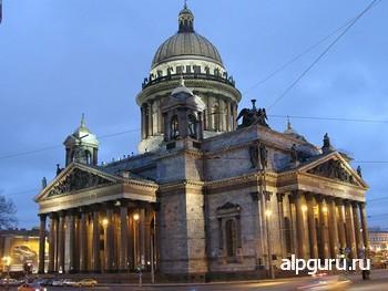 С помощью металлоконструкций возводят купол Исаакиевского собора в Санкт-Петербурге